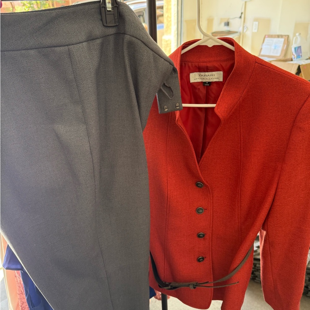 Tahari Women's Elegant pantsuit - Picture 2 of 4